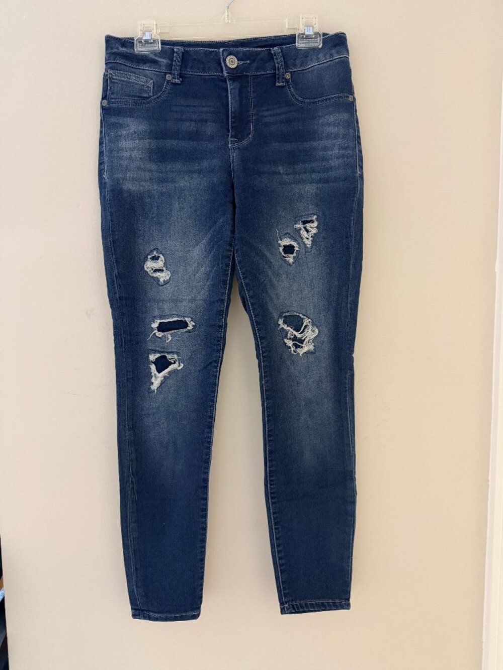 VERY NICE PAIR OF MAURICES DISTRESSED JEANS - SIZE MEDIUM REGULAR